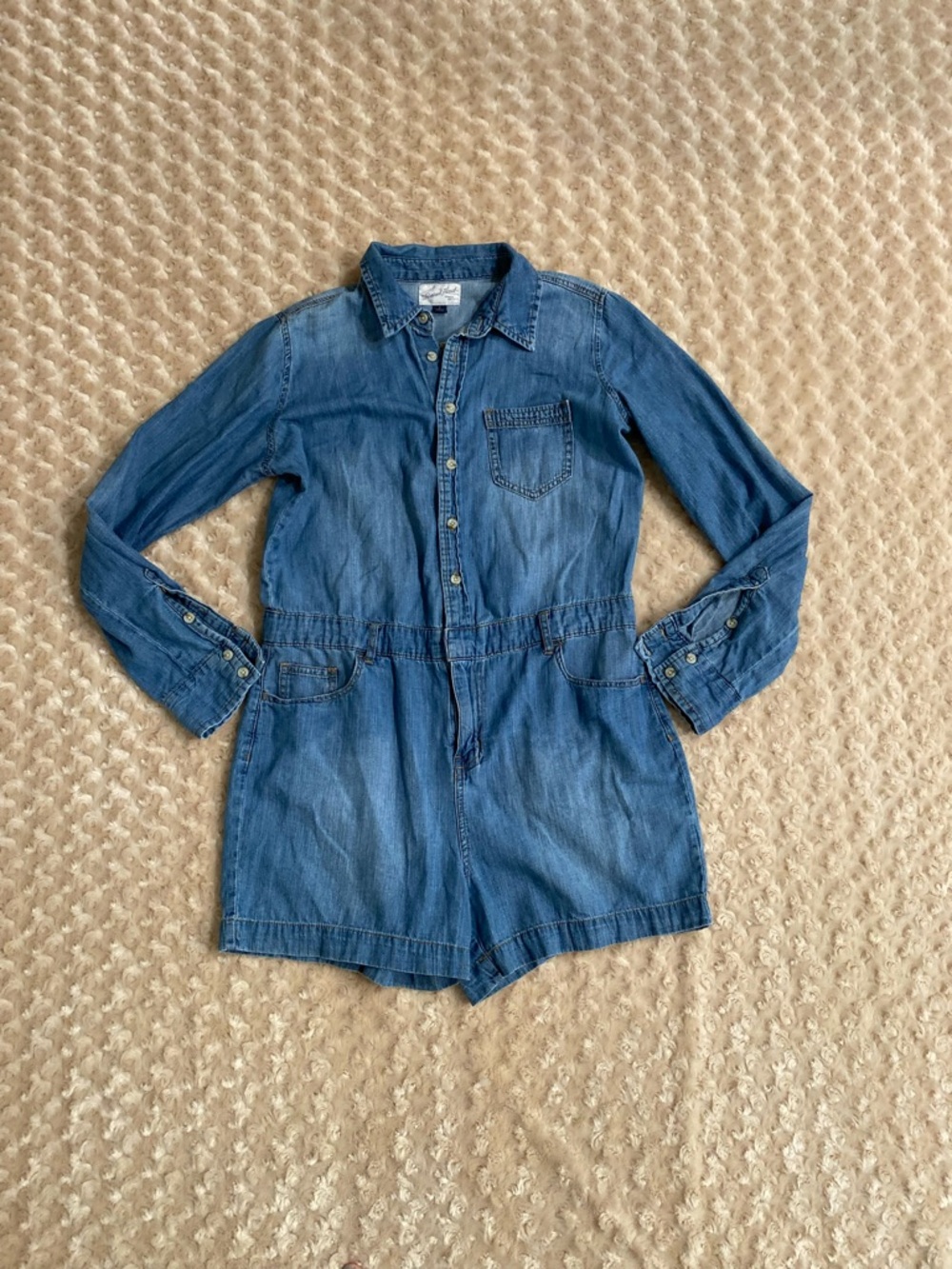 Universal Thread Women 6 blue long-sleeve denim shorts romper front button